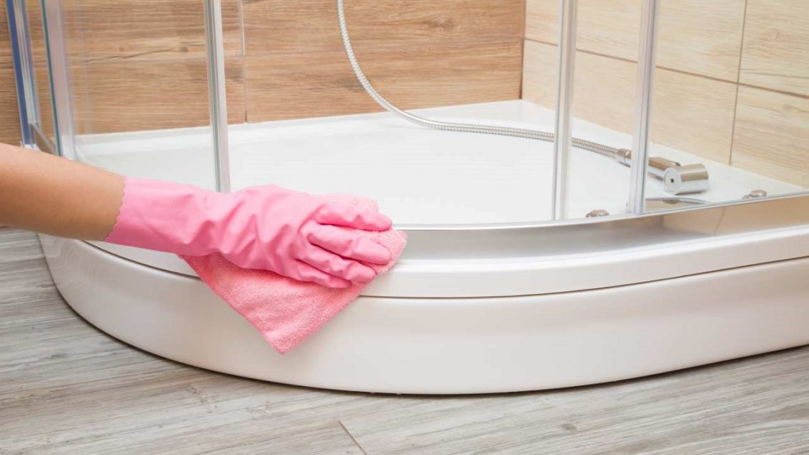 Czym umyć kabinę prysznicowa z zacieków – przegląd preparatów
