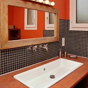 Jakie meble sprawdzą się w łazience – drewniane czy porcelanowe?