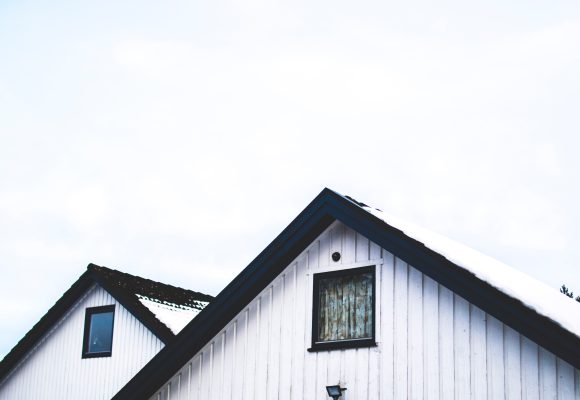 Dlaczego czyszczenie dachu jest ważne dla długowieczności domu?