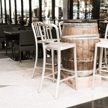 Wybór idealnych krzeseł do kawiarni – poradnik dla właścicieli