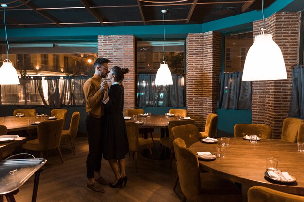 Kreowanie wyjątkowej atmosfery w restauracjach: jak design wpływa na doświadczenia kulinarne klientów