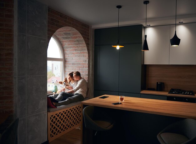 Sztuka oświetlenia: Jak stworzyć nastrojową atmosferę w salonie i jadalni