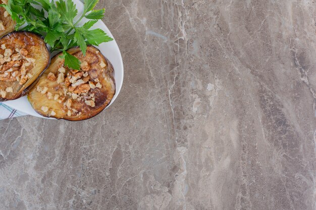 Naturalne materiały w kuchni: jak wprowadzić drewno i kamień do wnętrza