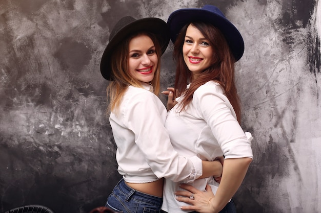 Sekrety tworzenia intymnego klimatu w sypialni za pomocą tekstyliów i oświetlenia